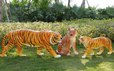 公園里擺放的三只仿真動物玻璃鋼彩繪老虎雕塑