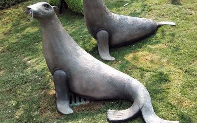 公園里擺放的兩只玻璃鋼創意海豹雕塑