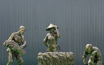 景區(qū)擺放玻璃鋼仿銅農(nóng)耕割麥子勞動人物雕塑
