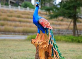 公園街道擺放的玻璃鋼彩繪孔雀雕塑