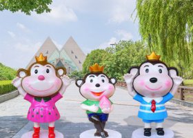 街道公園擺放的三只玻璃鋼彩繪猴子雕塑