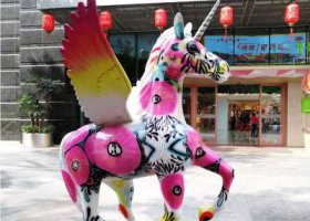 街道上擺放的玻璃鋼彩繪飛馬雕塑