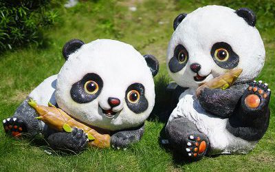 園林公園戶外吃竹子的卡通熊貓雕塑