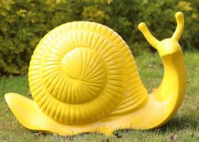 公園擺放的黃色歪頭的玻璃鋼彩繪蝸牛雕塑