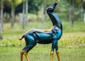 公園草坪一只抬頭的玻璃鋼彩繪噴漆梅花鹿雕塑