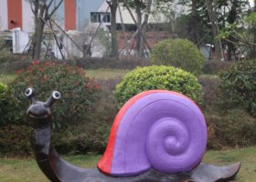 公園擺放的大眼睛玻璃鋼彩繪蝸牛雕塑
