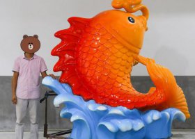 戶外景區玻璃鋼沖浪鯉魚招財景觀雕塑